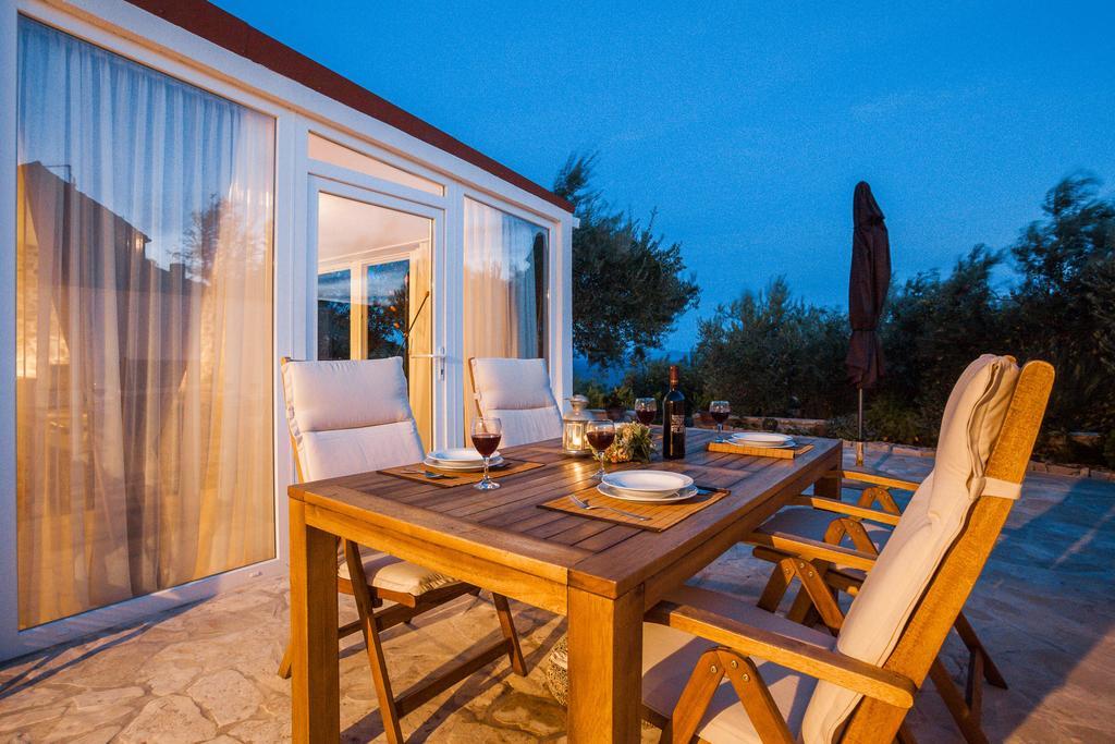Holiday Home Zlatni San - Private Heated Pool بول الغرفة الصورة