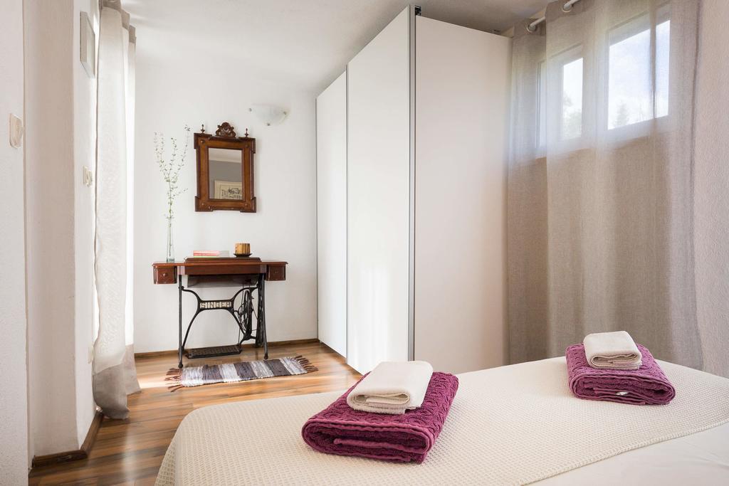 Holiday Home Zlatni San - Private Heated Pool بول الغرفة الصورة